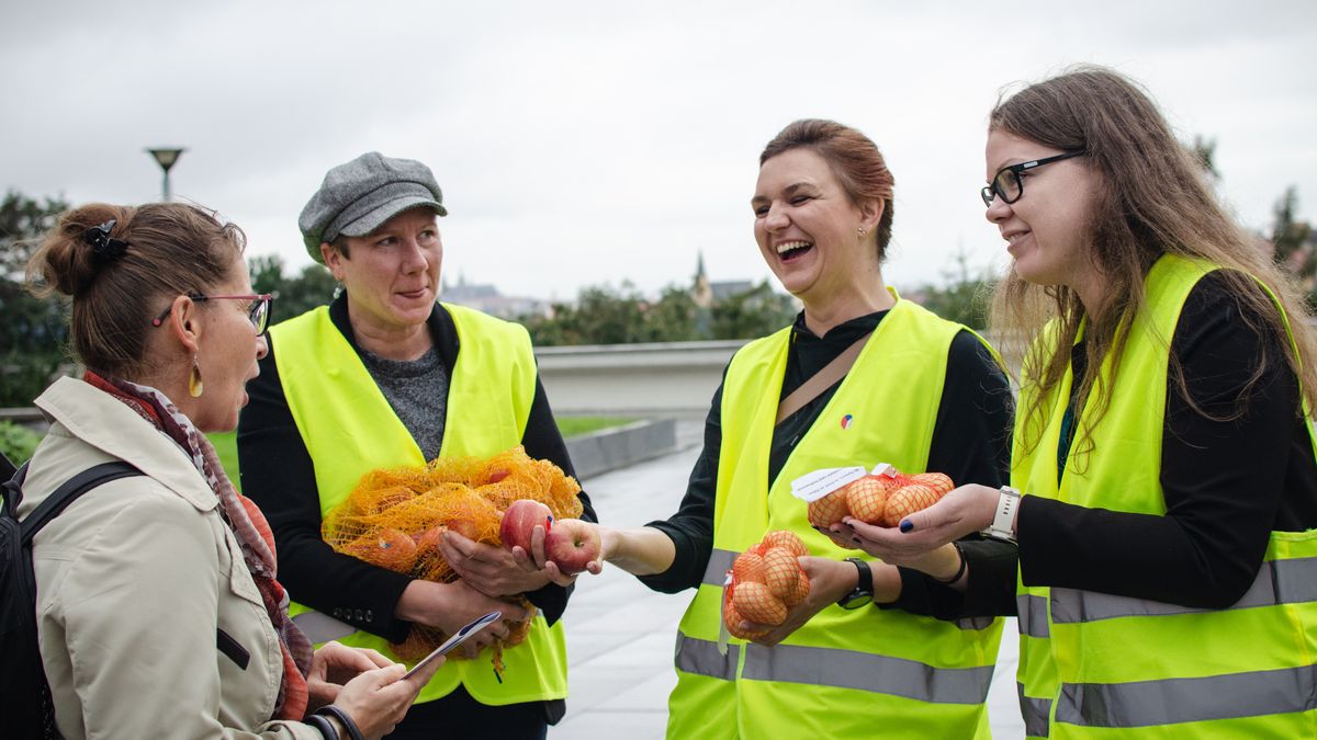 FOTO: Zemědělci rozdávali „poslední česká“ jablka a brambory